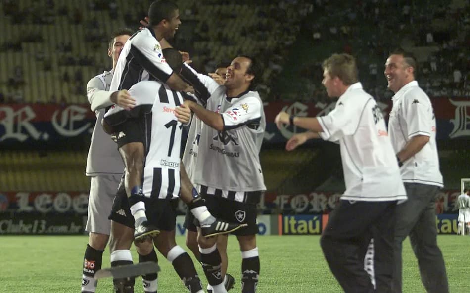 Jogadores do Botafogo celebram a gol no Brasileirão 2006 (Foto: LC Moreira/Lancepress!)