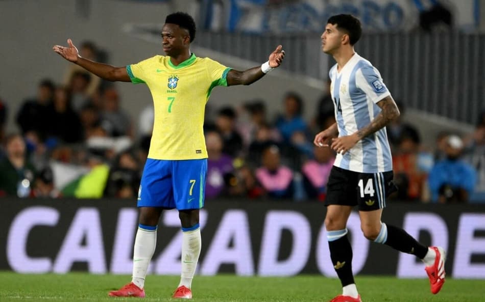 Derrota de 4x1 para a Argentina foi o pior resultado do Brasil em eliminatórias (Foto: Luis ROBAYO / AFP)