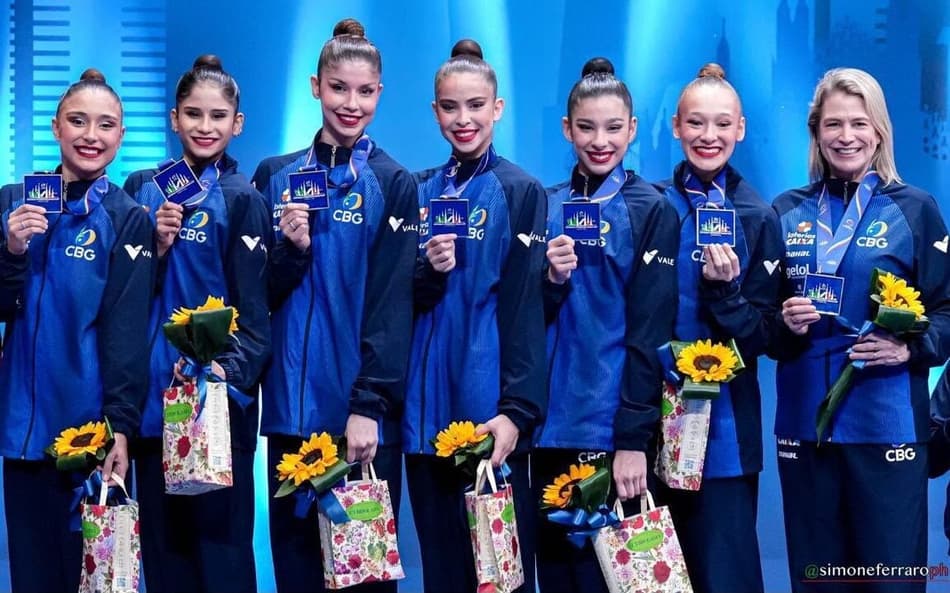 Seleção Brasileira de ginástica rítmica posa para foto com uma das medalhas conquistadas na etapa de Milão da Copa do Mundo