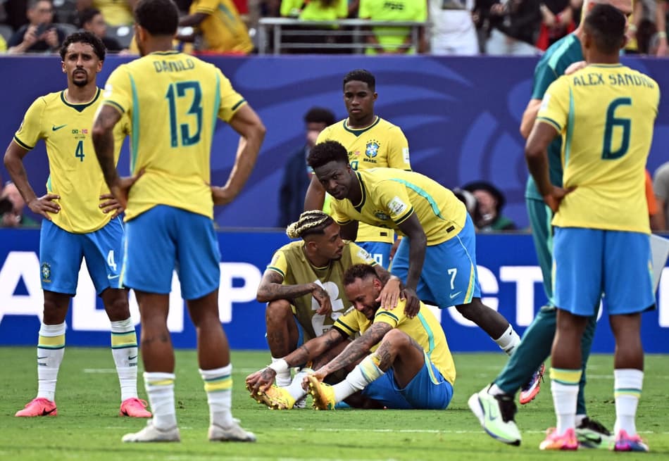 Jogadores do Brasil lamentam eliminação para a Noruega nas oitavas de final da Copa do Mundo