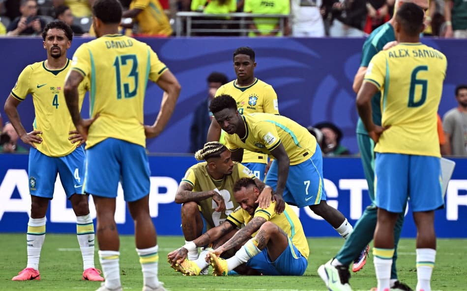 Jogadores do Brasil lamentam eliminação para a Noruega nas oitavas de final da Copa do Mundo