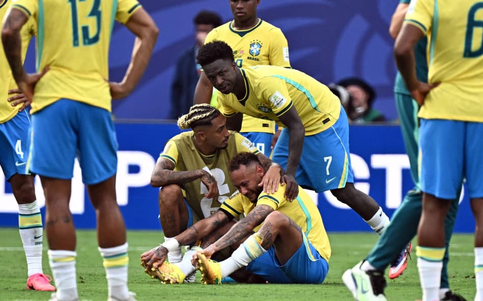 Jogadores do Brasil lamentam eliminação para a Noruega nas oitavas de final da Copa do Mundo