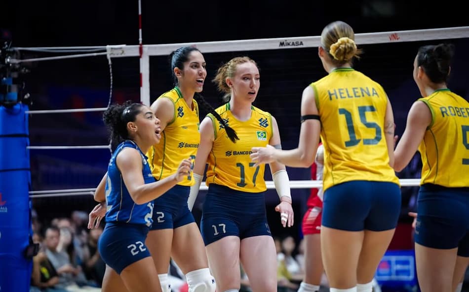 Jogadoras do Brasil se reúnem na quadra e comemoram ponto no jogo contra a Polônia na VNL 2026