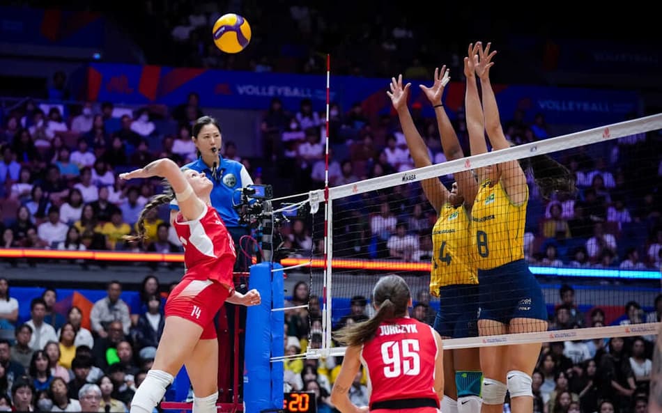 Ana Cristina e Julia Kudiess no bloqueio em Brasil x Polônia na semana 3 da VNL