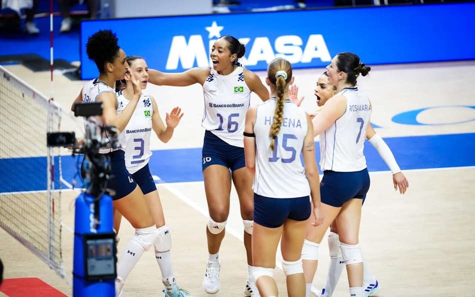 De branco, jogadoras da Seleção de vôlei comemoram ponto na semana 3 da VNL