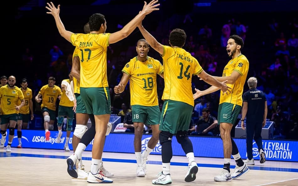 Jogadores da Seleção Brasileira comemoram ponto marcado contra a França em jogo da VNL 2026