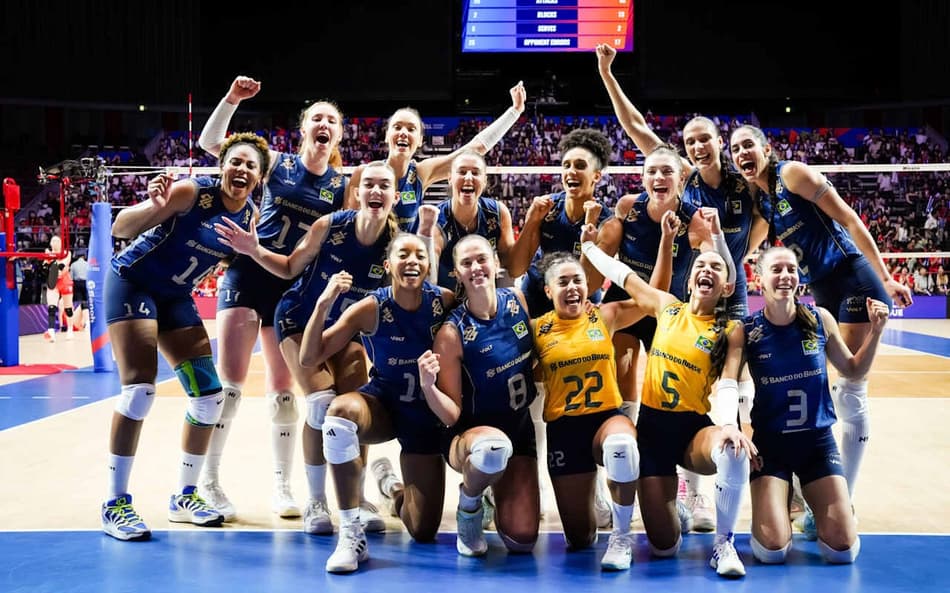 Jogadoras da Seleção Brasileira feminina posam para foto após vitória sobre o Japão na VNL 2026