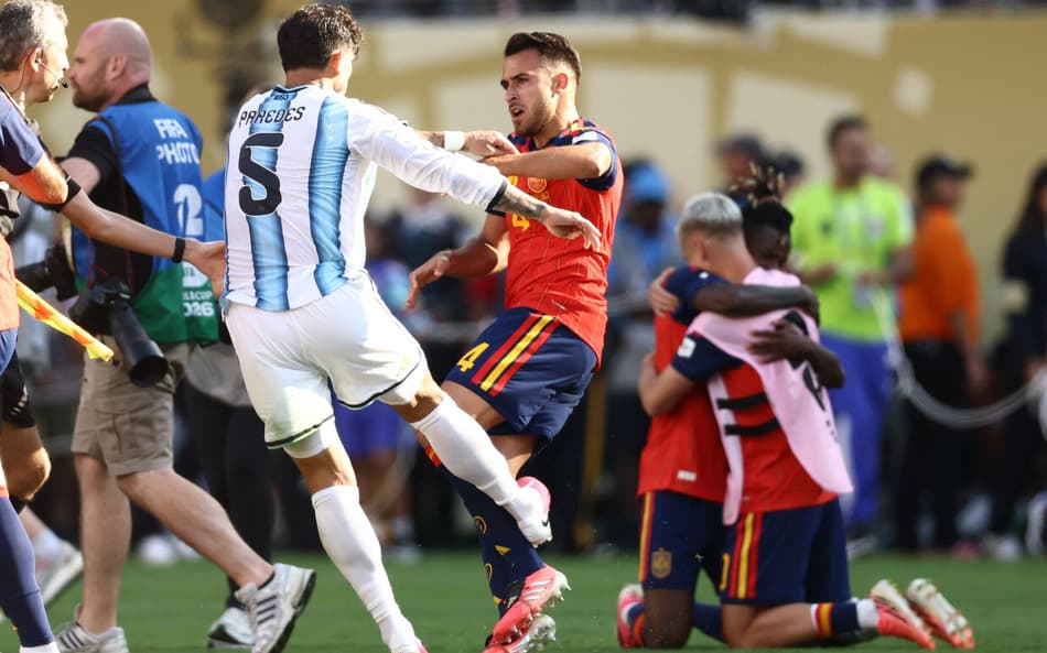 Leandro Paredes se desentende com o defensor espanhol Eric García ao final da partida decisiva da Copa do Mundo de 2026 entre Espanha e Argentina.