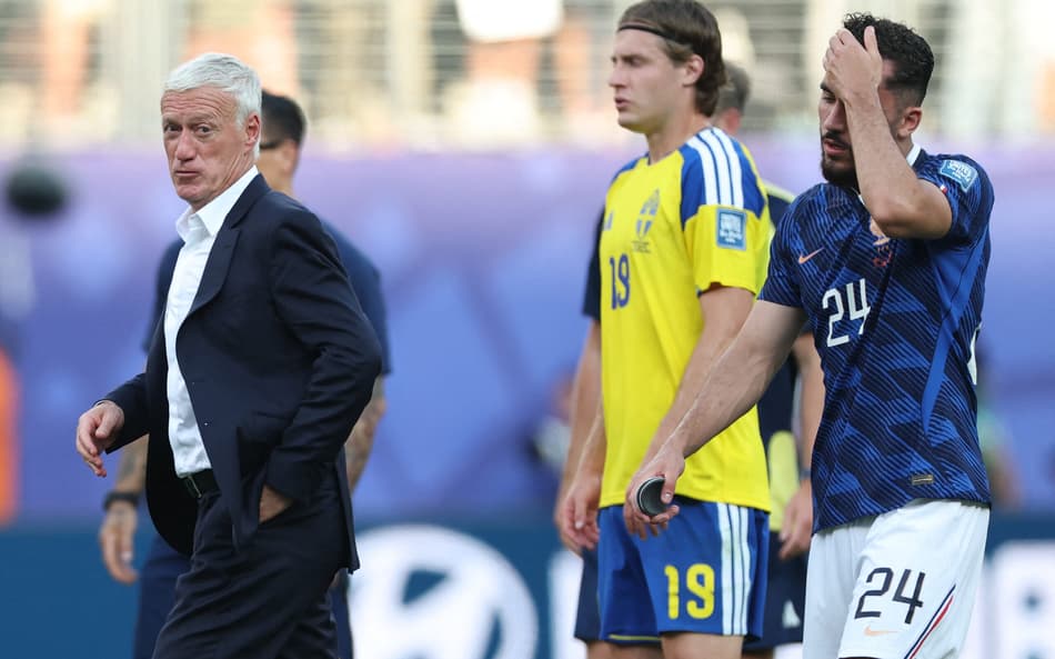 O técnico da França, Didier Deschamps, e o atacante francês Rayan Cherki (camisa 24) gesticulam ao final da partida da segunda fase da Copa do Mundo de 2026 entre França e Suécia.