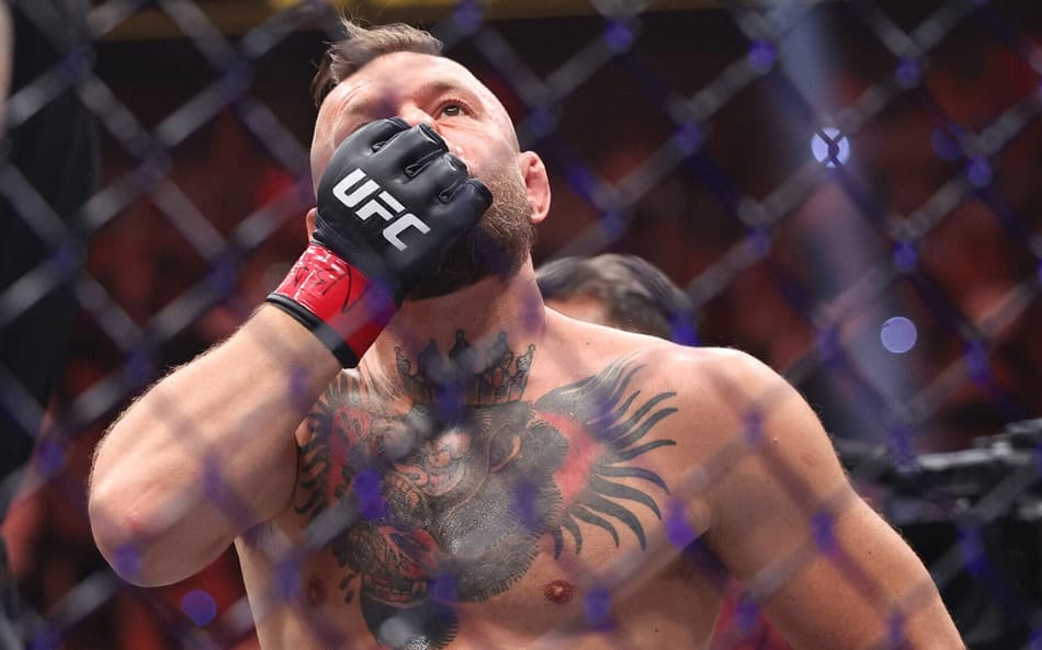 Conor McGregor dentro do octógono, em luta contra Max Holloway no UFC 329