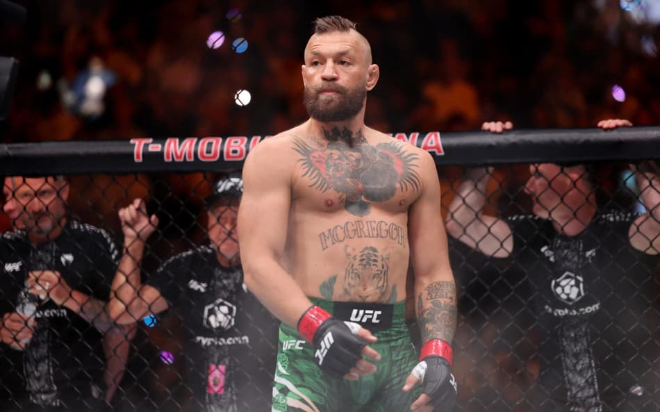 Conor McGregor dentro do octógono, em luta contra Max Holloway no UFC 329