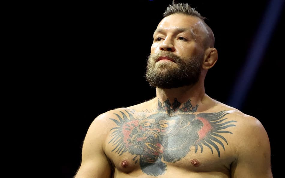 Conor McGregor dentro do octógono, em luta contra Max Holloway no UFC 329