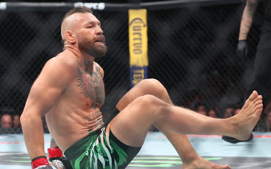 Conor McGregor dentro do octógono, em luta contra Max Holloway no UFC 329