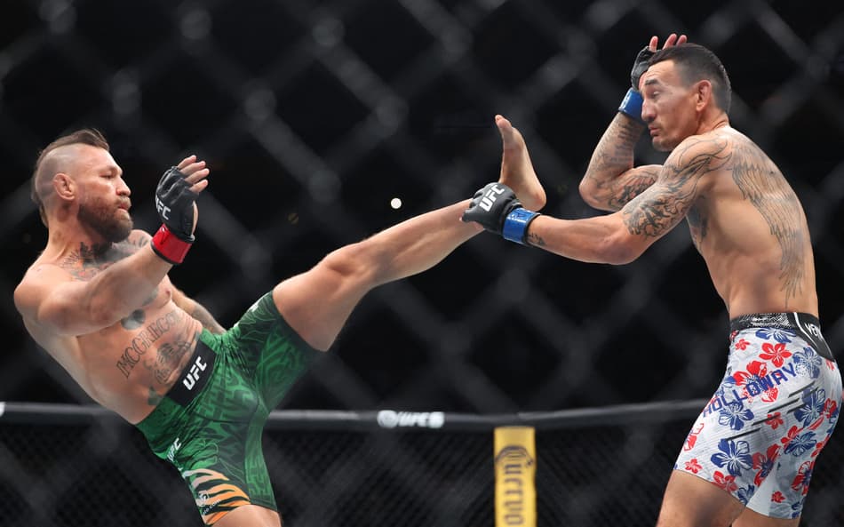 Conor McGregor dentro do octógono, em luta contra Max Holloway no UFC 329