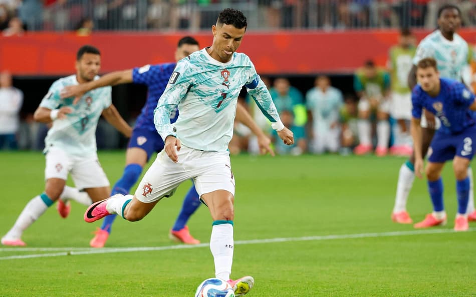 Cristiano Ronaldo manda 'beijinho' para o Brasil após classificação