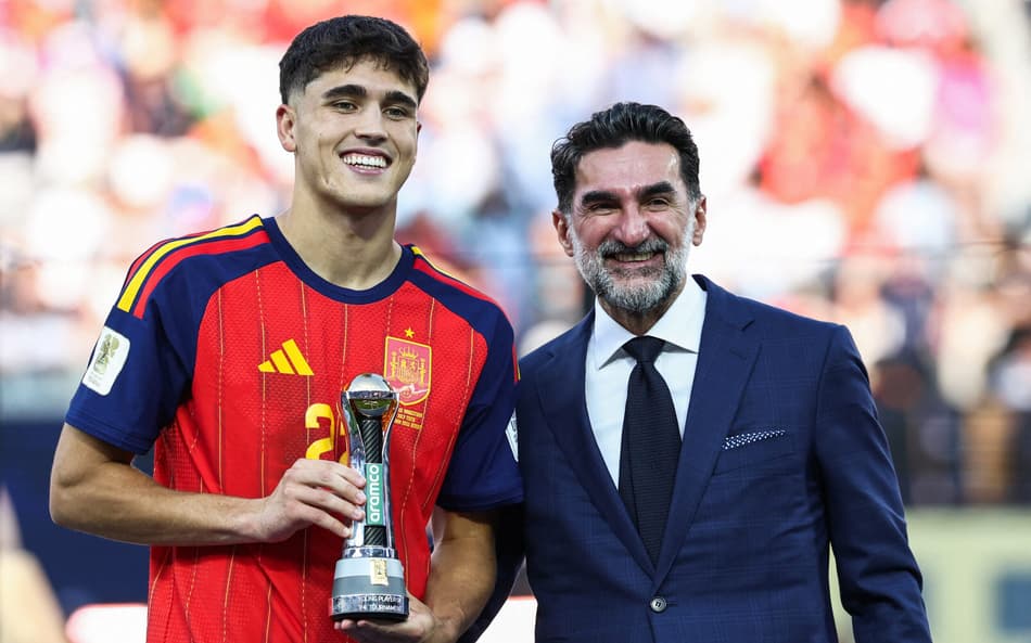 O zagueiro espanhol número 22, Pau Cubarsi, recebe o prêmio de Melhor Jogador Jovem durante a cerimônia de premiação da final da Copa do Mundo de 2026 entre Espanha e Argentina, no Estádio Nova York/Nova Jersey