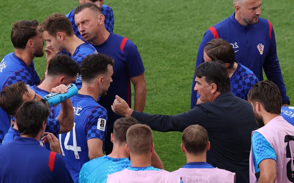 Zlatko Dalic, técnico da Croácia, conversa com seus jogadores durante uma pausa para hidratação na partida da fase de 16 avos da Copa do Mundo da FIFA 2026.