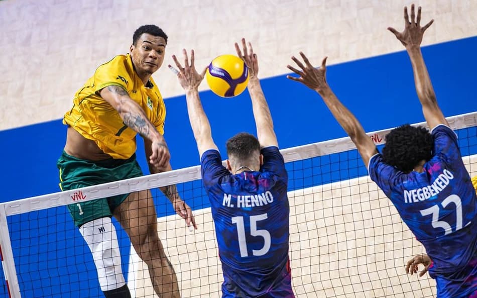 Darlan realiza movimento de ataque contra bloqueio duplo de jogadores franceses em partida da VNL 2026