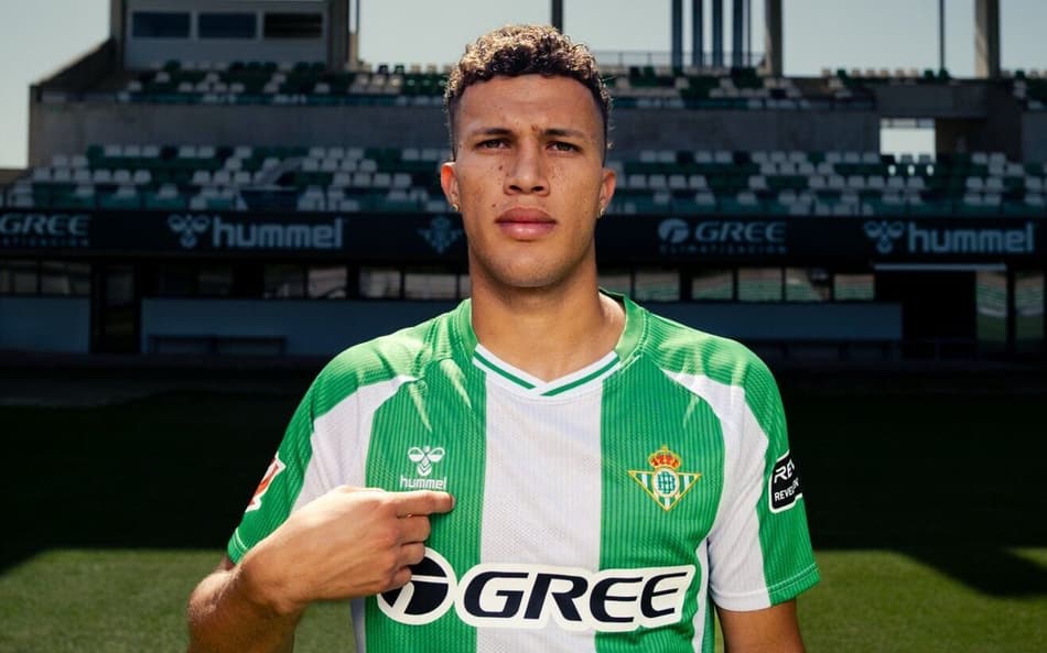 Nelson Deossa posa para foto em apresentação no Real Betis