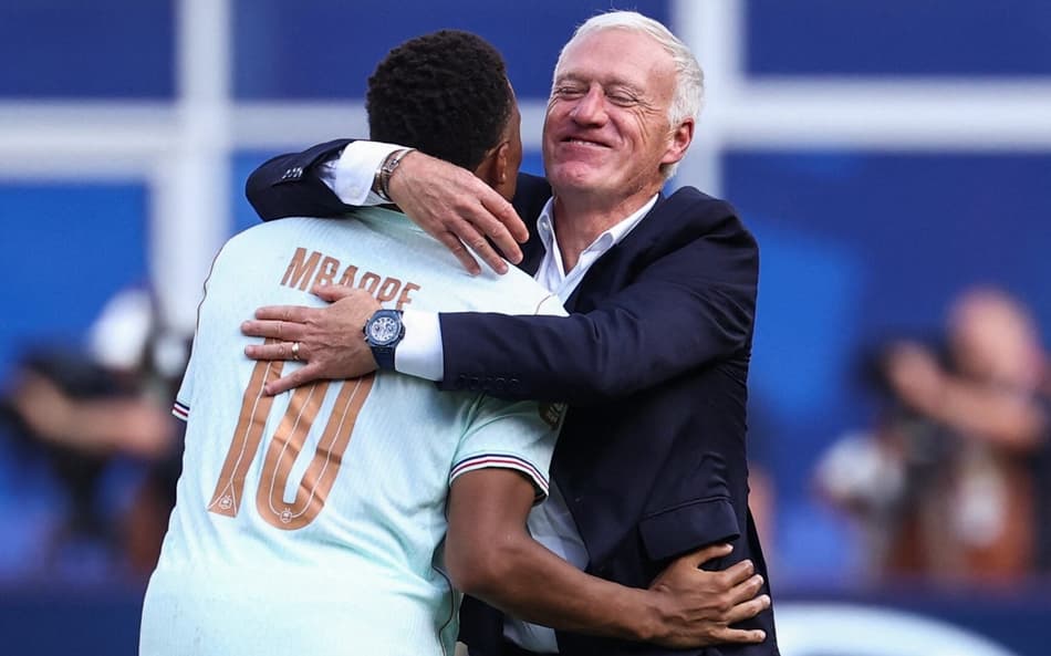 Deschamps sorri e abraça Mbappé