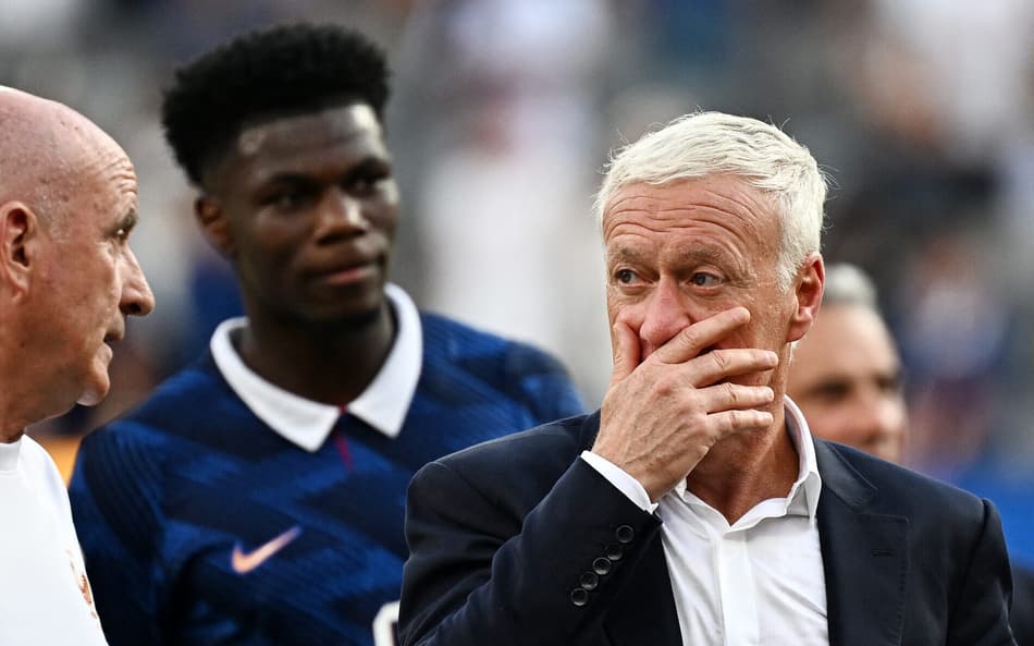 Didier Deschamps com a mão na boca