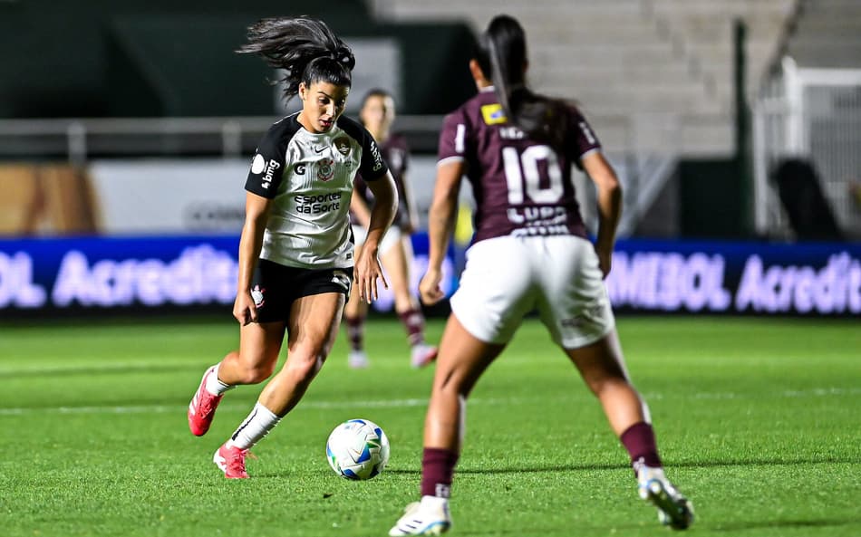 Duda Sampaio conduz bola em Corinthians e Ferroviária pela Libertadores 2025. (Staff Images Woman/CONMEBOL)