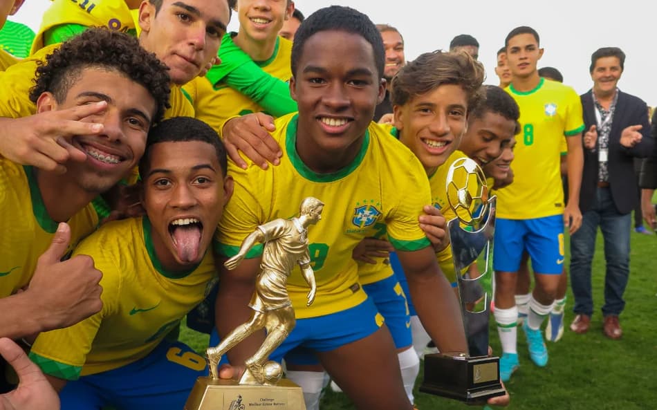 Endrick com jogadores da base da Seleção com troféu de campeão do Torneio de Montaigu pela Seleção Sub-17 em 2022