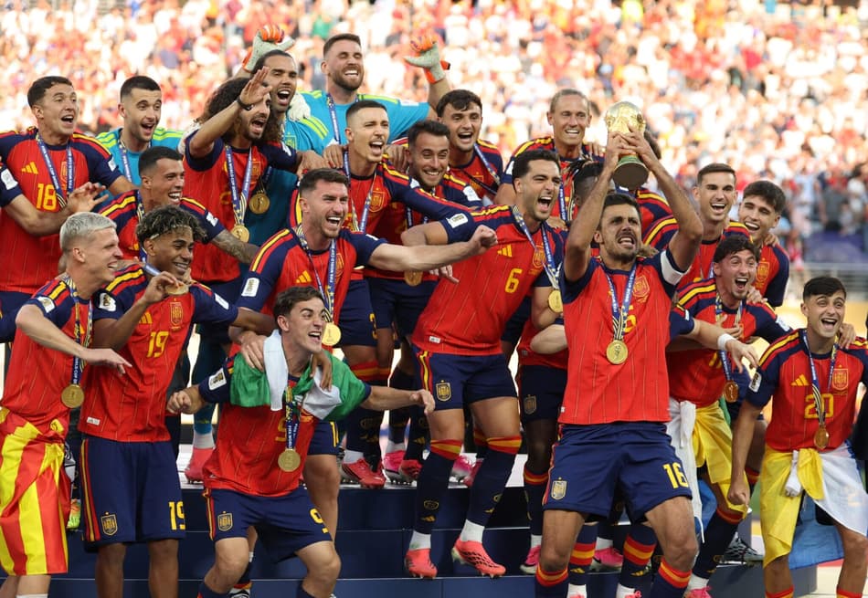 O meio-campista espanhol número 16, Rodri, ergue o troféu com seus companheiros de equipe após a vitória na final da Copa do Mundo de 2026 entre Espanha e Argentina, no Estádio Nova York/Nova Jersey, em East Rutherford, em 19 de julho de 2026
