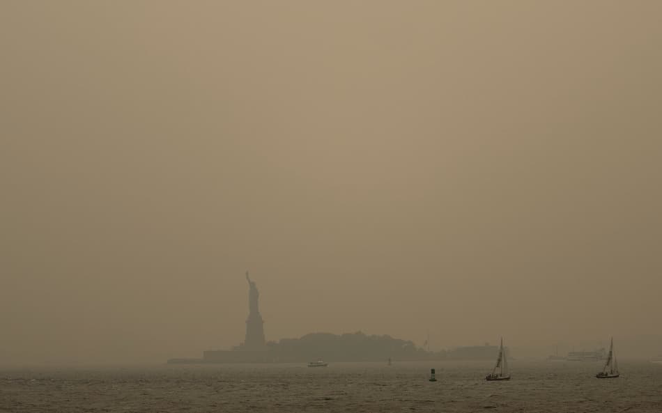 Estátua da Liberdade quase some em meio à fumaça que tomou conta de Nova York