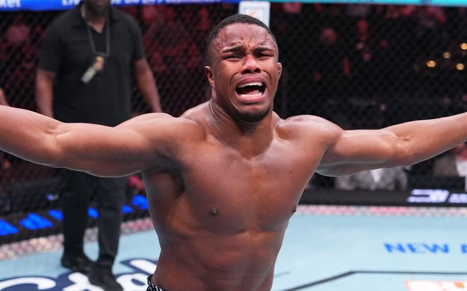 Felipe Franco comemora vitória sobre Levi Rodrigues no UFC Oklahoma City