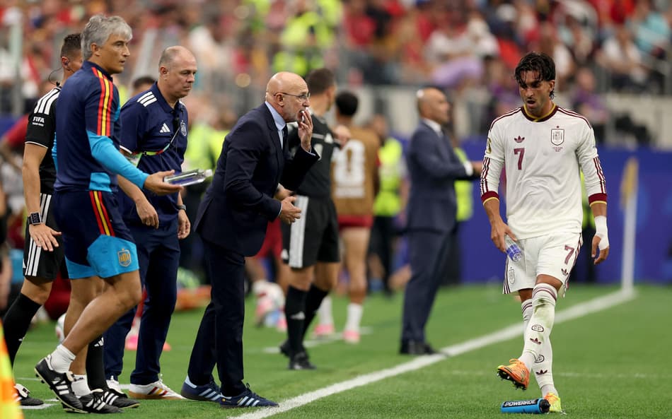 Luis de la Fuente, técnico da Espanha, conversa com Ferran Torres, camisa 7, durante a partida das oitavas de final da Copa do Mundo da FIFA 2026 entre Portugal e Espanha, no Estádio de Dallas, em 6 de julho de 2026, em Arlington, Texas