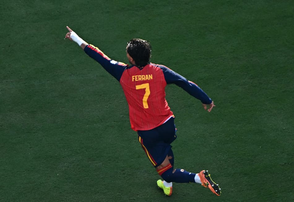 Ferran Torres comemora com dedo erguido