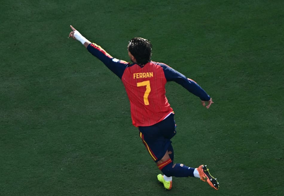 Ferran Torres comemora com dedo erguido