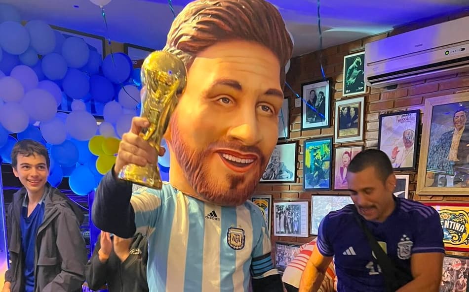 Torcedor usando uma cabeça gigante do Messi