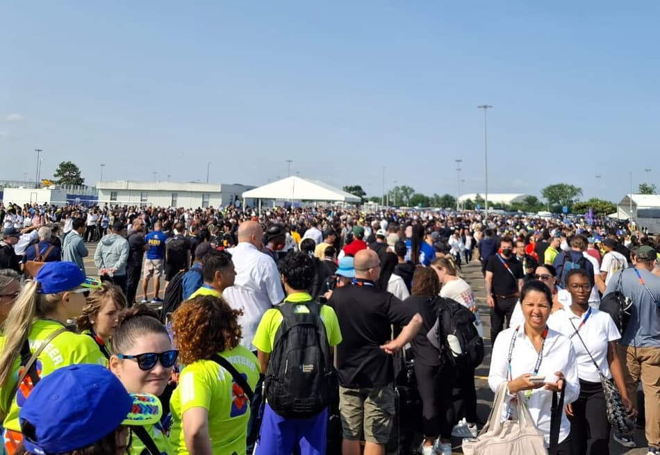 fila de torcedores pra entrar no estádio da final da Copa entre Argentina e Espanha