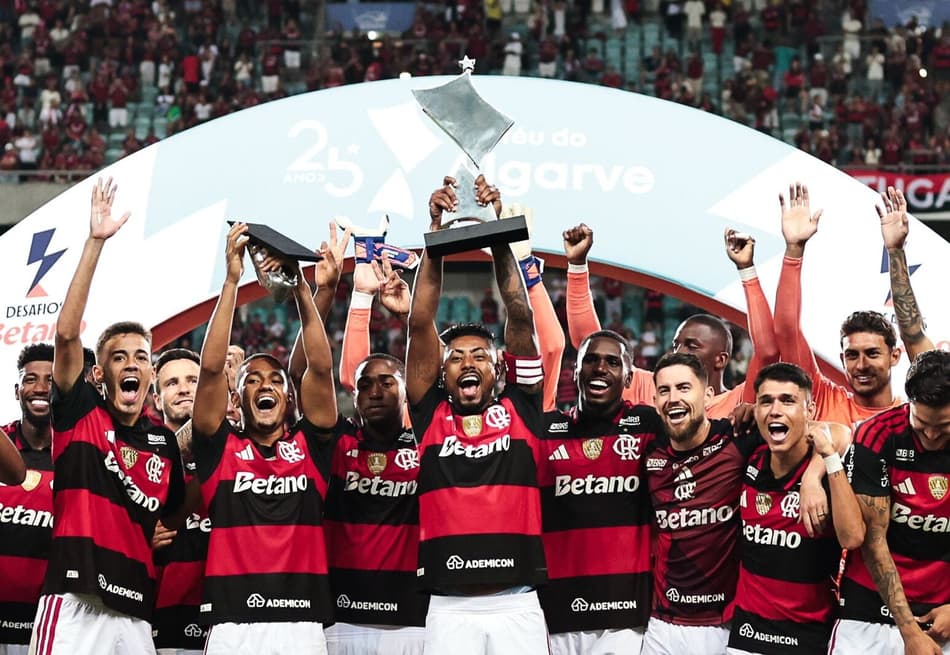 Jogadores do Flamengo com o troféu do Algarve após vitória sobre o Benfica