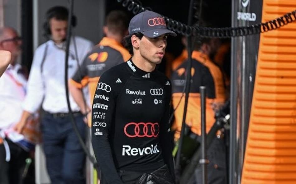 Gabriel Bortoleto caminha nos boxes do GP da Inglaterra de F1
