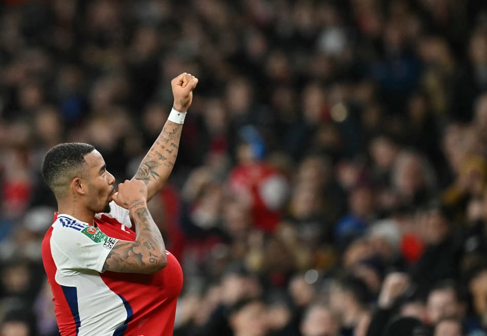 Gabriel Jesus comemora gol pelo Arsenal na Copa da Liga Inglesa (Foto: Glyn Kirk/AFP)
