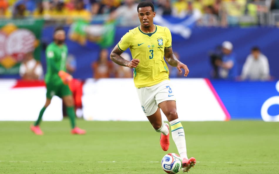 Gabriel Magalhães durante jogo do Brasil com o Japão. Zagueiro tem feito boa Copa do Mundo pela Seleção Brasileira