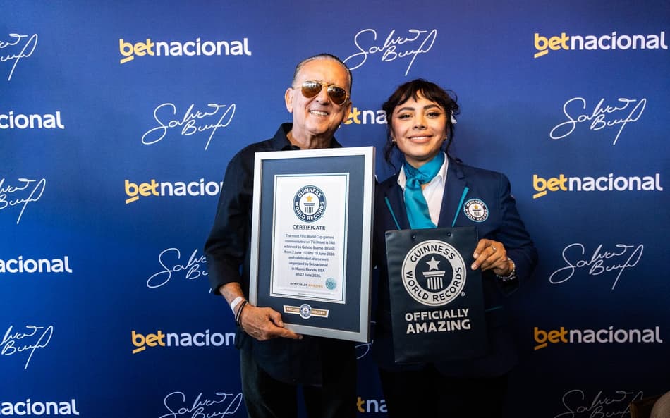 Galvão Bueno posa com o certificado do Guinness World Records pelo recorde de partidas narradas em Copas do Mundo