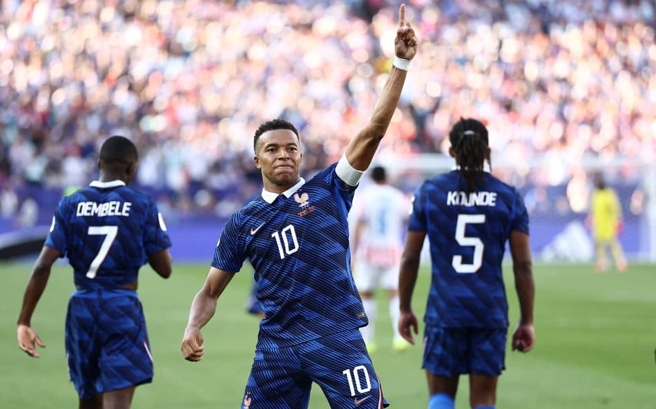 O atacante francês número 10, Kylian Mbappé, comemora o primeiro gol de sua equipe durante a partida das oitavas de final da Copa do Mundo de 2026 entre Paraguai e França, no Estádio da Filadélfia