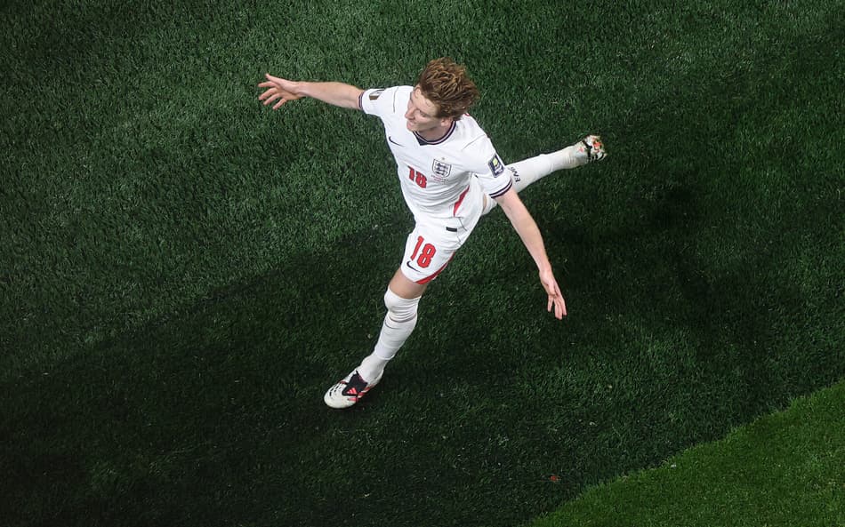 Anthony Gordon, camisa 18 da Inglaterra, comemora o primeiro gol de sua equipe durante a partida semifinal da Copa do Mundo da FIFA 2026 entre Inglaterra e Argentina, no Estádio de Atlanta, em 15 de julho de 2026, em Atlanta