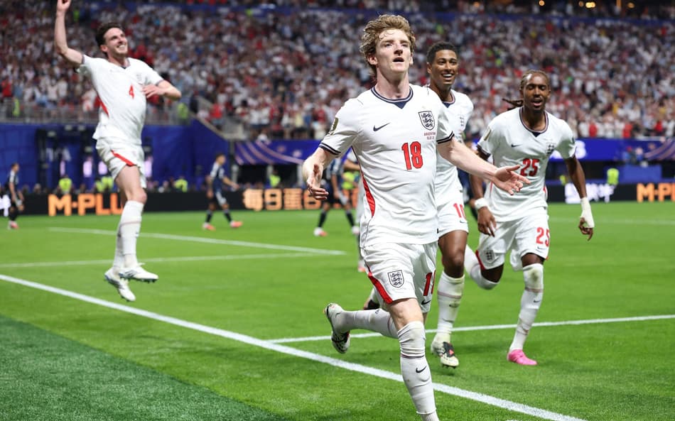 Anthony Gordon, camisa 18 da Inglaterra, comemora o primeiro gol de sua equipe durante a partida semifinal da Copa do Mundo da FIFA 2026 entre Inglaterra e Argentina, no Estádio de Atlanta, em 15 de julho de 2026, em Atlanta