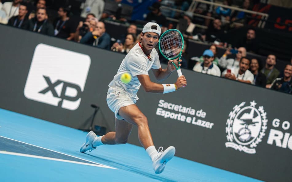 Guto Miguel olha para a bola, prestes a bater um backhand em jogo do UTS RIO