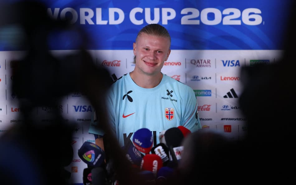 Erling Haaland fala aos jornalistas na antevéspera de Noruega x Inglaterra pelas quartas da Copa do Mundo