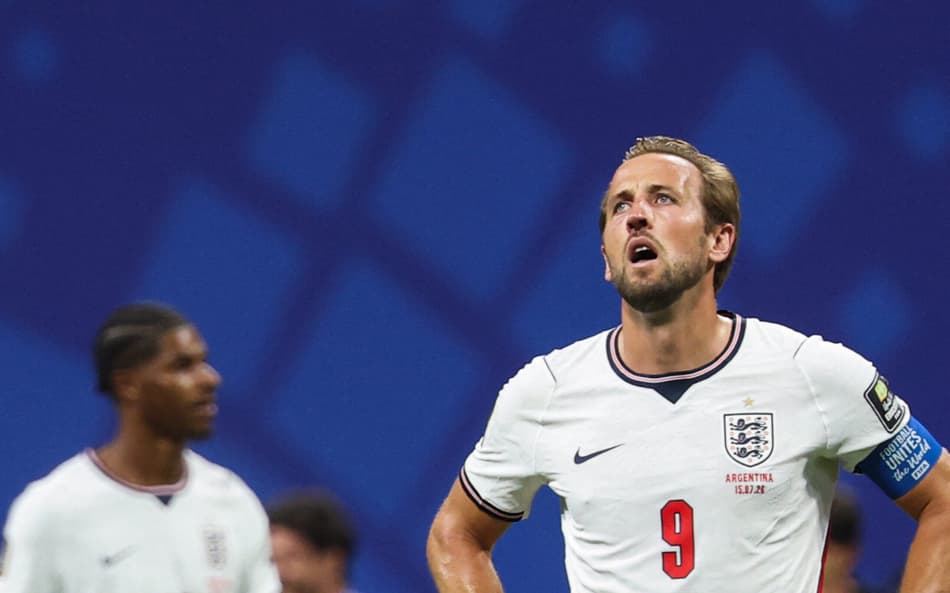 O atacante inglês número 9, Harry Kane, reage após a derrota na semifinal da Copa do Mundo de 2026 entre Inglaterra e Argentina, no Estádio de Atlanta