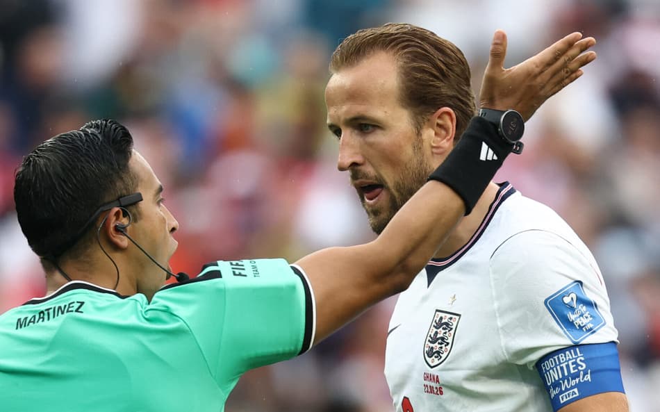 Harry Kane, da Inglaterra, reclama com o árbitro em duelo contra Gana pela Copa do Mundo