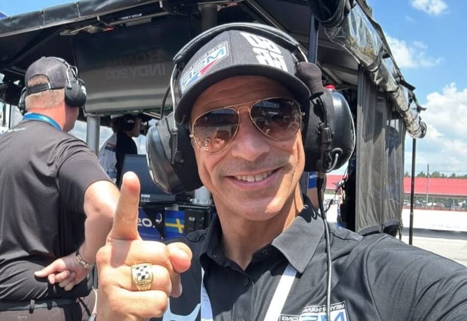 Selfie de Helio Castroneves no pit de Mid-Ohio em treino