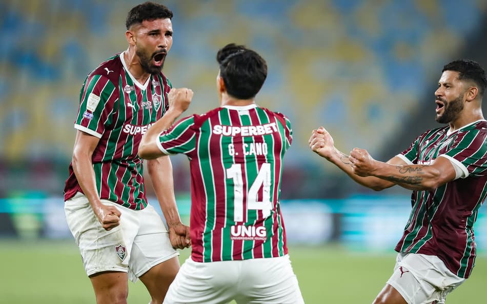 Ignacio comemora com jogadores do Fluminense