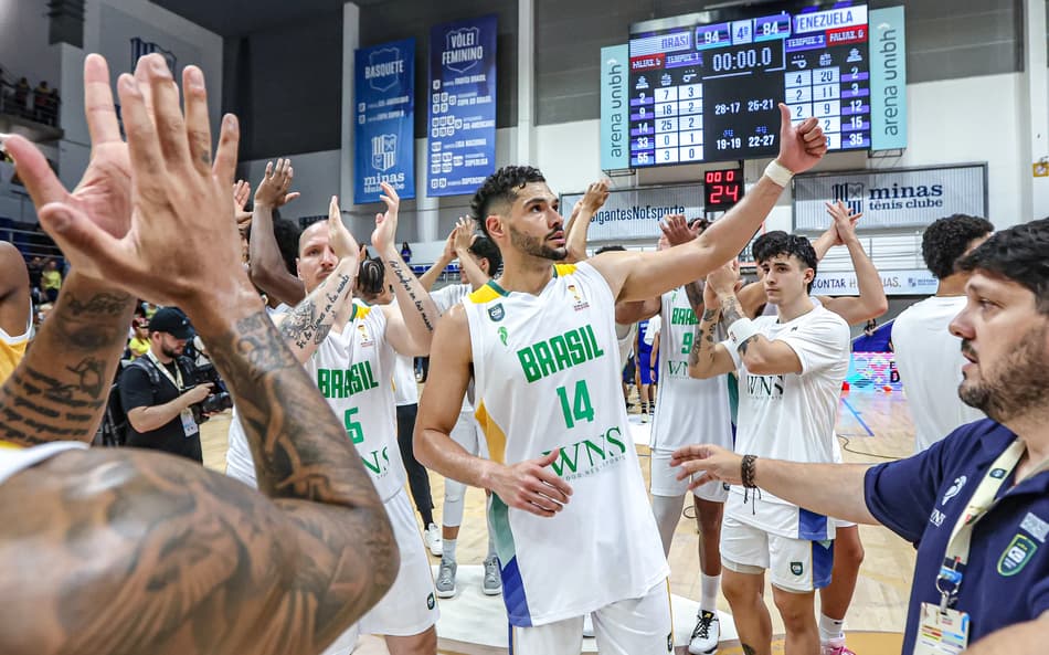 Seleção Brasileira de Basquete comemora vitória pelas Eliminatórias da Copa do Mundo FIBA Catar 2027